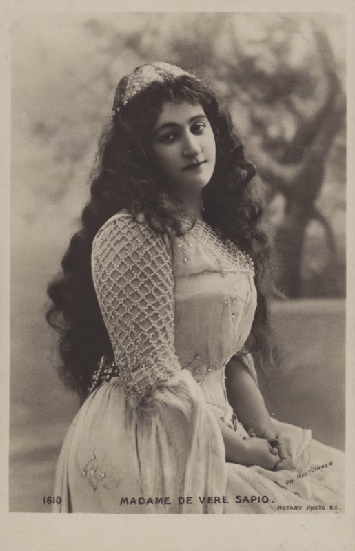 Clementine de Vere Sapio , fransk-amerikansk operasopran. av Reutlinger Studio