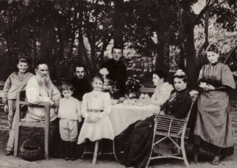 L N Tolstoi med familien sin ved tebordet i parken, Yasnaya Poliana, 1892 av Russian Photographer
