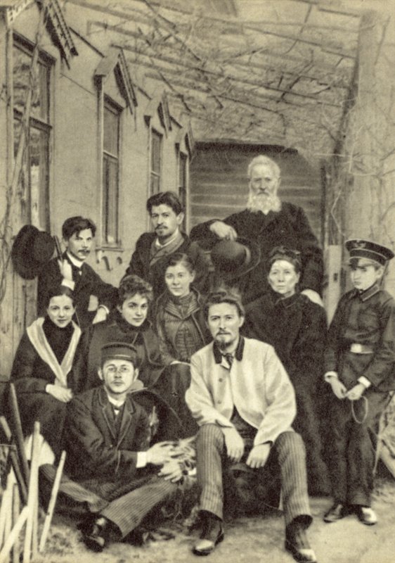 Anton Tsjekhov med slektninger og venner på gårdsplassen til huset hans på Sadovaya-Kudrinskaya Street, Moskva, våren 1890 (s/hv-bilde) av Russian Photographer