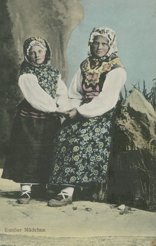 Jenter i latvisk tradisjonell drakt av Russian Photographer
