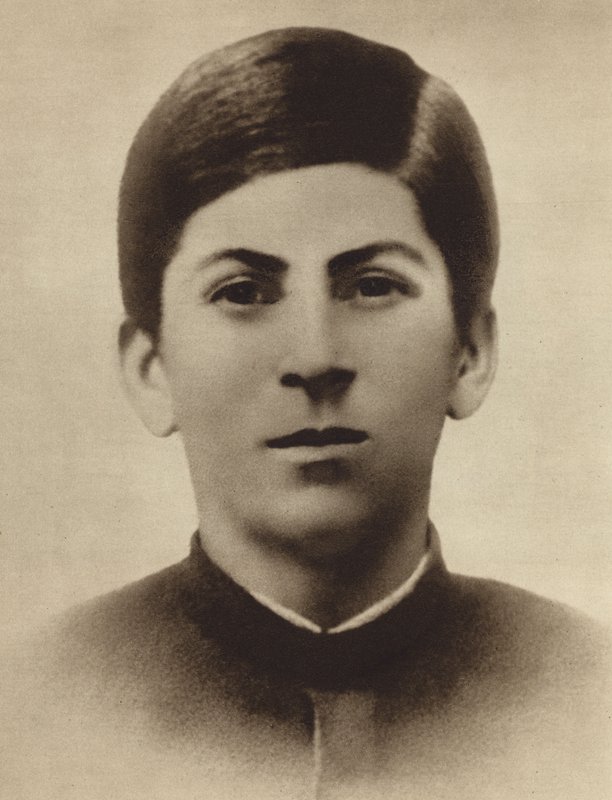 Joseph Stalin da han ble uteksaminert fra Gori divinity school, Georgia, 1894 av Russian Photographer