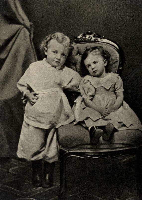 Lenin i en alder av fire og søsteren Olga, Simbirsk av Russian Photographer