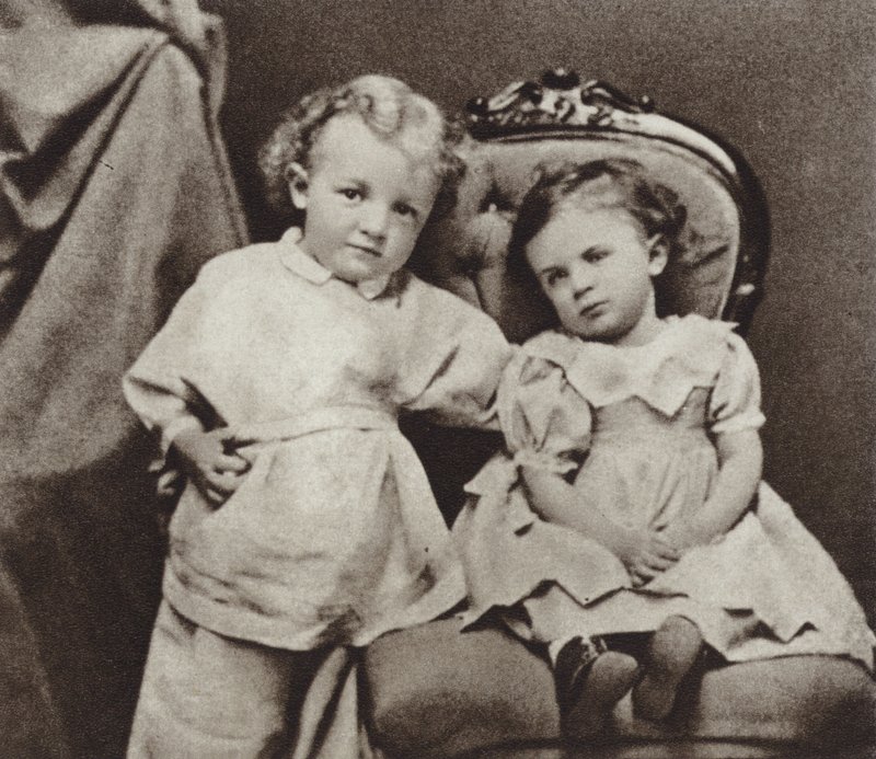 Lenin i en alder av fire og søsteren Olga, Simbirsk, 1874 av Russian Photographer
