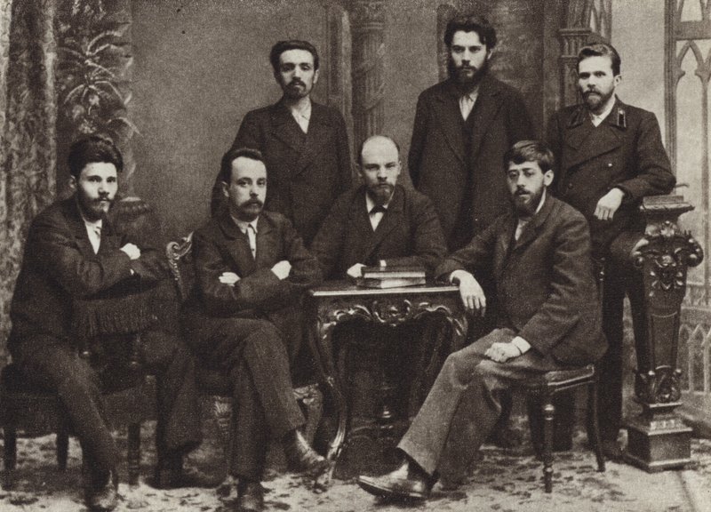 Lenin med en gruppe medlemmer av St Petersburg League of Struggle for the Emancipation of the Working Class, St Petersburg, februar 1897 av Russian Photographer