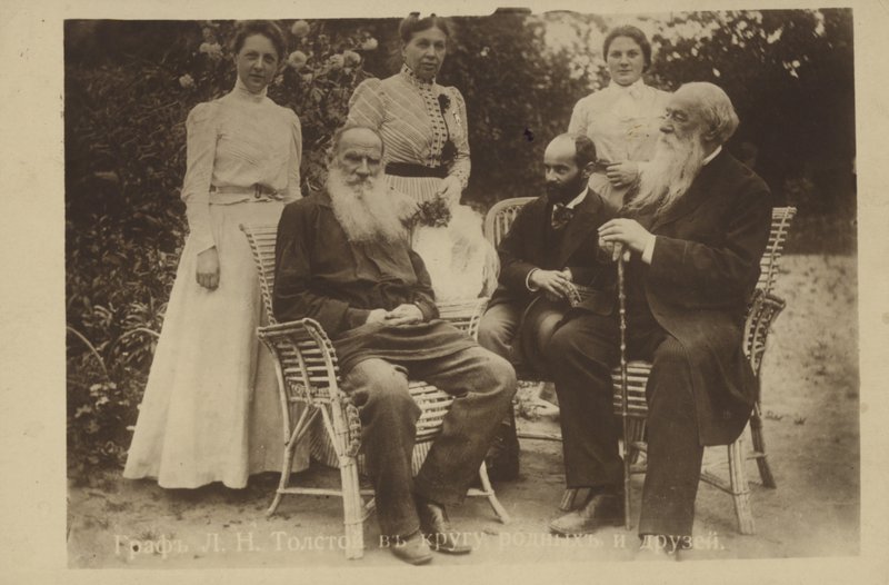 Leo Tolstoy med familie og venner av Russian Photographer