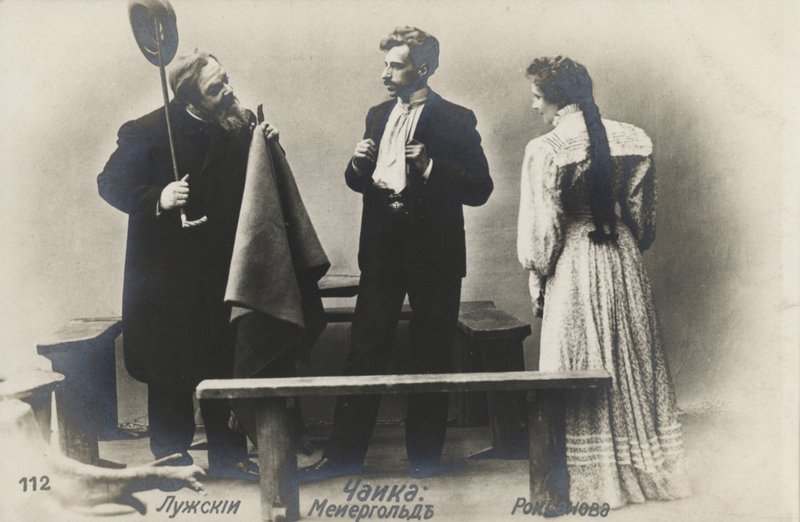 Den russiske skuespilleren Vsevolod Meyerhold (i midten) i rollen som Treplev i Moskvas kunstteatres produksjon av Anton Chekhovs Måken, 1898 av Russian Photographer