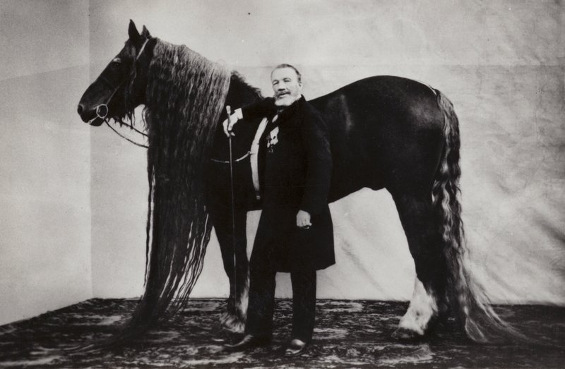 Den russiske sirkusartisten Akim Nikitin med en hest av Russian Photographer