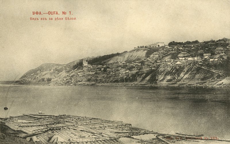 Utsikt over Ufa, Russland, fra over elven Belaya (s/hvitt bilde) av Russian Photographer