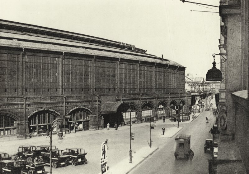Berlin: Bahnhof Friedrichstrasse; Station Friedrichstrasse (s/hvitt bilde) av Sasha Stone