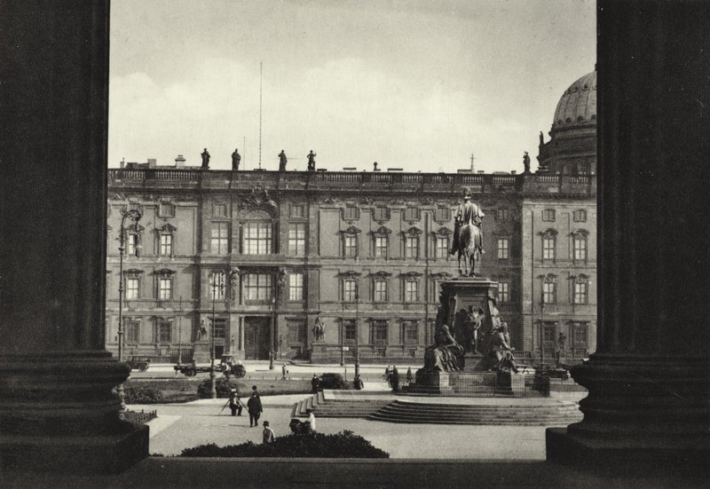 Berlin: Utsikt over palasset og Lustgarten; Utsikt over det kongelige palasset og Lustgarten (s/hvitt bilde) av Sasha Stone