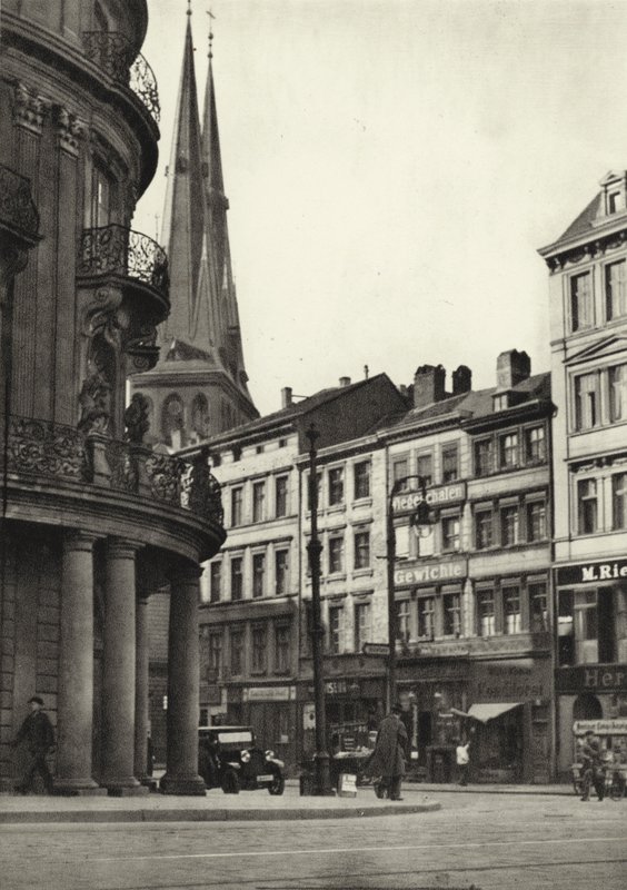 Berlin: utsikt over Poststrasse; The Poststrasse (s/hvitt bilde) av Sasha Stone