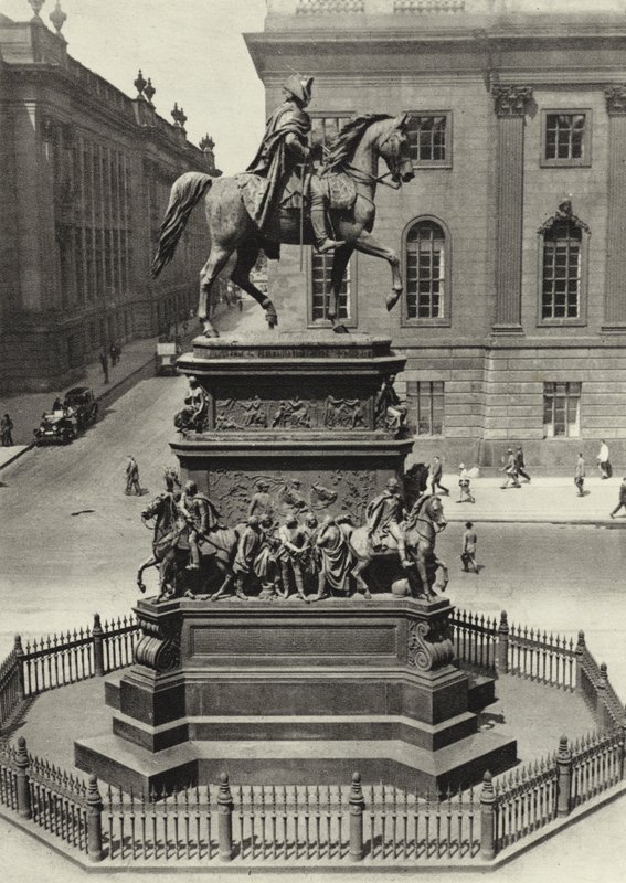 Berlin: Monument til Fredrik den store; Monument til Fredrik den store (s/hvitt bilde) av Sasha Stone