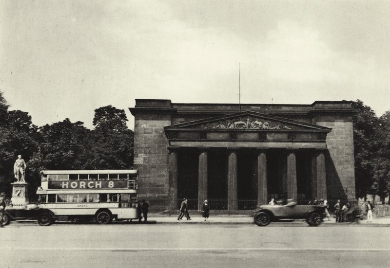 Berlin: Den nye garde; New Guard House (s/hvitt bilde) av Sasha Stone