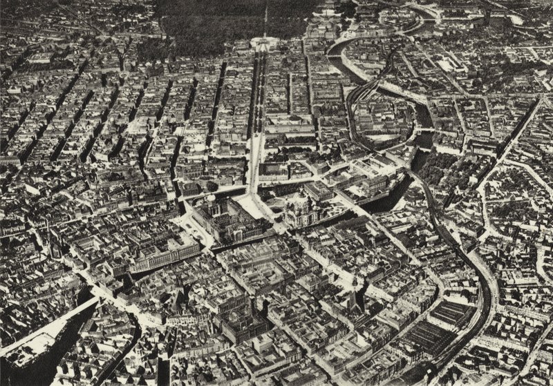 Berlin: Flyfoto av den gamle kjernen; Byen sett fra et fly (s/hv-bilde) av Sasha Stone