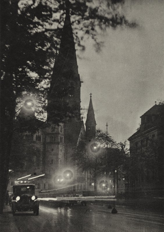 Berlin: Kaiser Wilhelm-Gedachtniskirche; Emperor William Memorial Church (s/hvitt bilde) av Sasha Stone