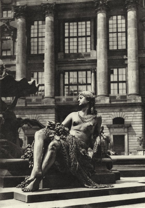 Berlin: Partie vom Schlossbrunnen; Detalj av R Castle Fountain (s/hvitt bilde) av Sasha Stone