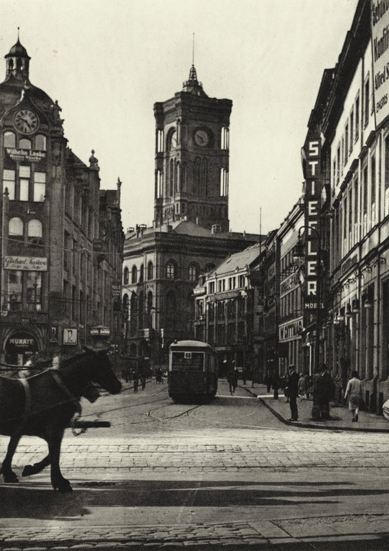 Berlin: Rathaus; Rådhuset (s/hvitt bilde) av Sasha Stone