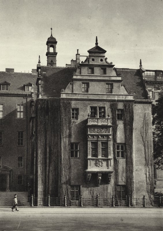 Berlin: Castle Pharmacy (s/hvitt bilde) av Sasha Stone