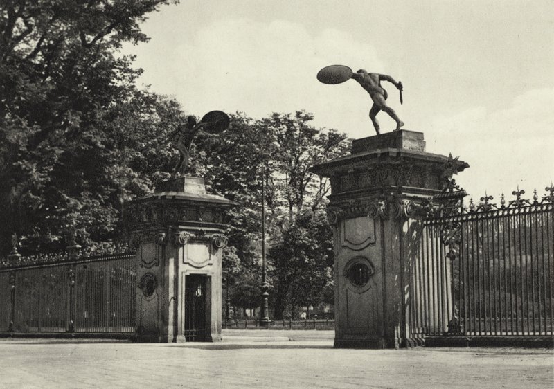 Berlin: Charlottenburg Palace, inngang; Charlottenburg Palace, inngang (s/hv-bilde) av Sasha Stone
