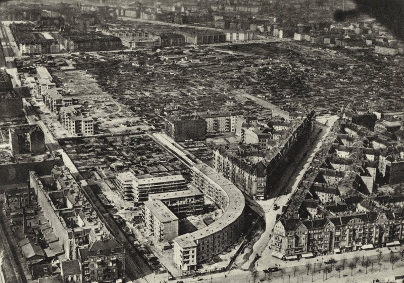Berlin: Schonlankerstrasse, boligbygg; Bolighus (s/hvitt bilde) av Sasha Stone