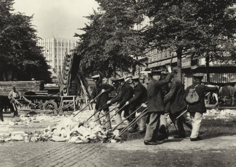 Berlin: Strassenfeger am Wittenberg-Platz; Street Sweepers på Wittenberg Platz (s/hvitt bilde) av Sasha Stone