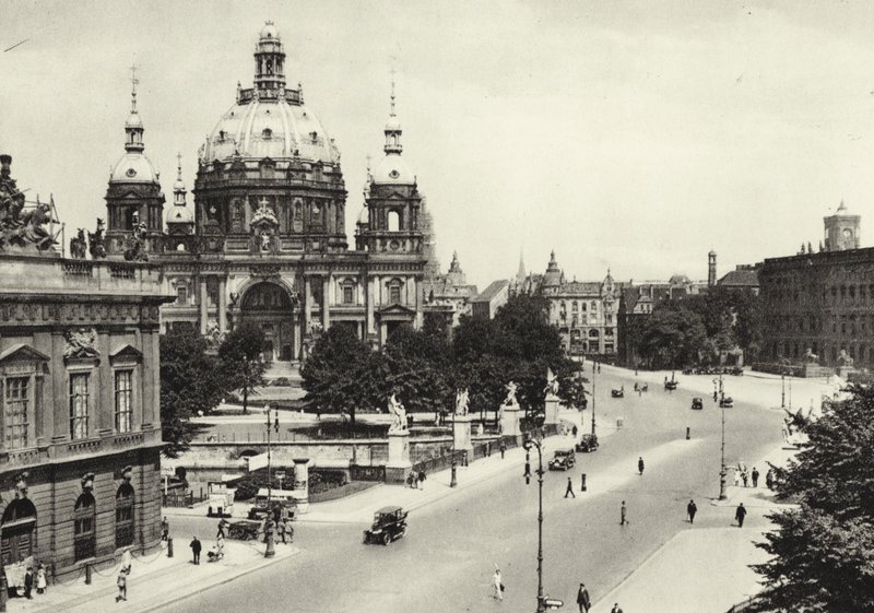 Berlin: Foran Schlossbrucke; Foran Palace Bridge (s/hvitt bilde) av Sasha Stone