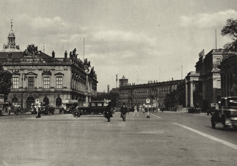 Berlin: Armory and Crown Prince Palace; Arsenal og kronprinspalasset (s/hvitt bilde) av Sasha Stone