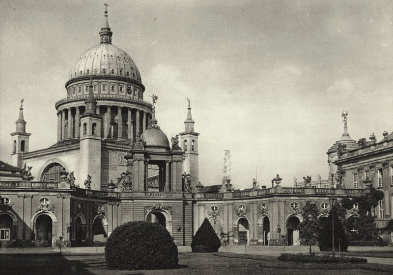 Potsdam, bypalass, utsikt over Nikolaikirche; Bypalasset, utsikt over St Nicholas (s/hvitt bilde) av Sasha Stone