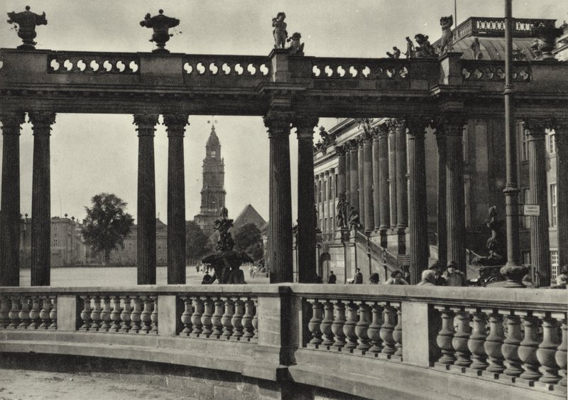 Potsdam, Stadtschloss, Kolonnaden an der Havel; Town Palace, Colonnades on the Havel (s/hvitt bilde) av Sasha Stone