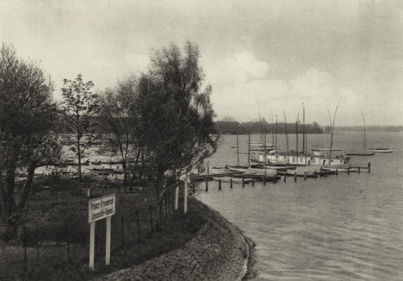 Wannsee (s/hvitt bilde) av Sasha Stone