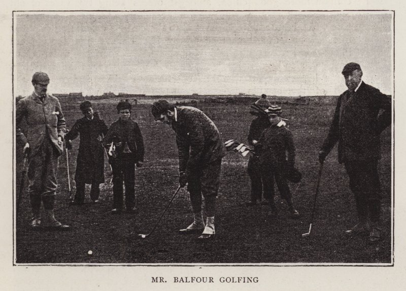 Den britiske konservative politikeren Arthur Balfour spiller golf (s/hvitt bilde) av Scottish Photographer