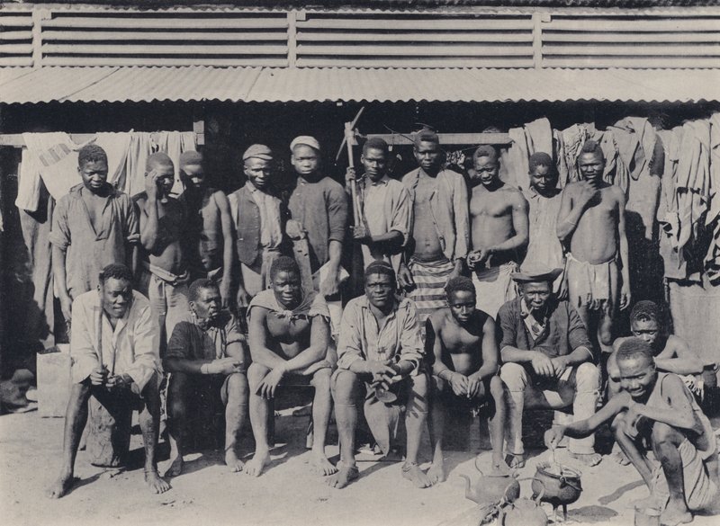 En gruppe i sammensetningen (s/hvitt-bilde) av South African Photographer