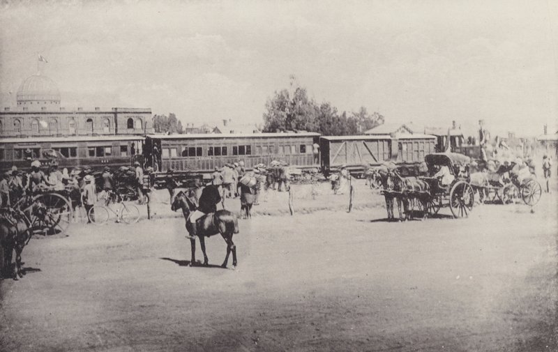 Historisk utsikt, det første toget som nådde Johannesburg (s/hv-bilde) av South African Photographer