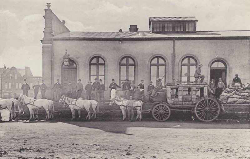 Historisk utsikt, den siste bussen med engelsk post og gammelt postkontor (s/hv-bilde) av South African Photographer