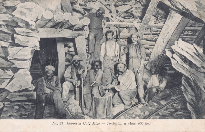 Gruvearbeidere som installerer tømmerrekvisitter 600 fot under bakken, Robinson Gold Mine, Sør-Afrika (s/hv-bilde) av South African Photographer