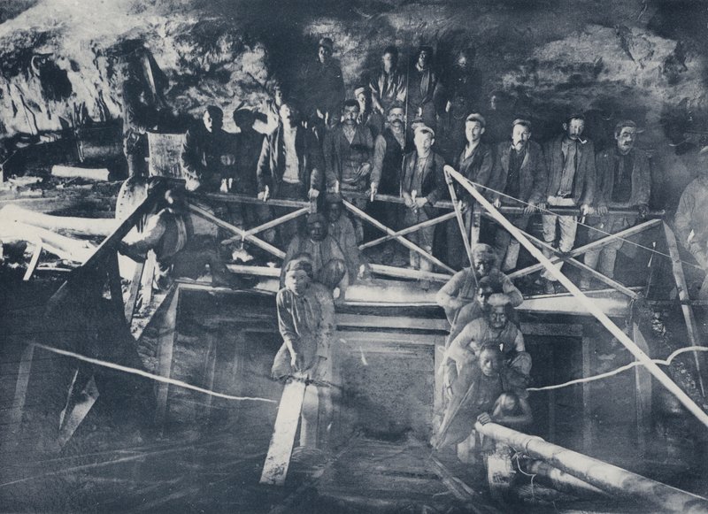 Mining Underground (s/hvitt bilde) av South African Photographer
