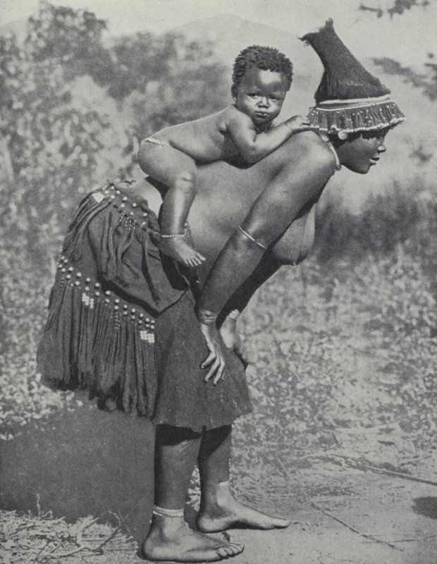 Kvinne som bærer babyen sin på ryggen, Sør-Afrika (s/hvitt-bilde) av South African Photographer
