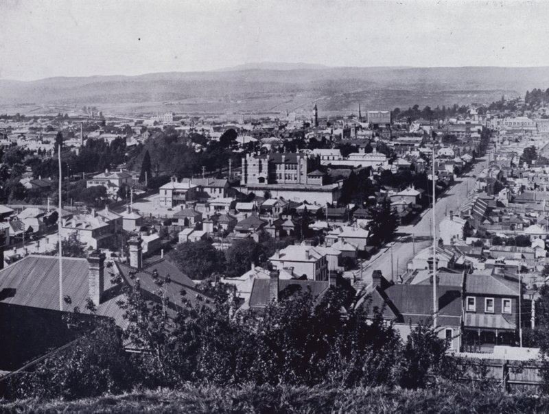 Launceston: Utsikt fra Upper Brisbane Street, med utsikt over Brisbane og Paterson Streets, State High School i sentrum (s/hv-bilde) av Stephen Spurling