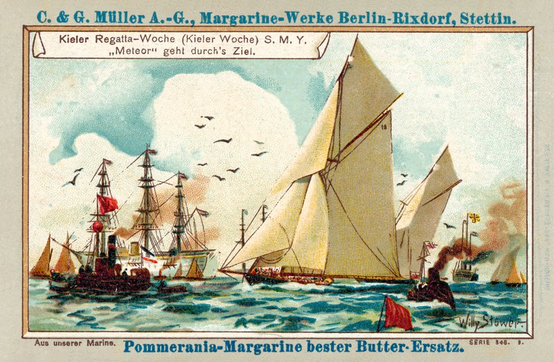 Kaisers yacht Meteor krysser målstreken under Kiel Week-regattaen (chromolitho) av Stoewer Willy