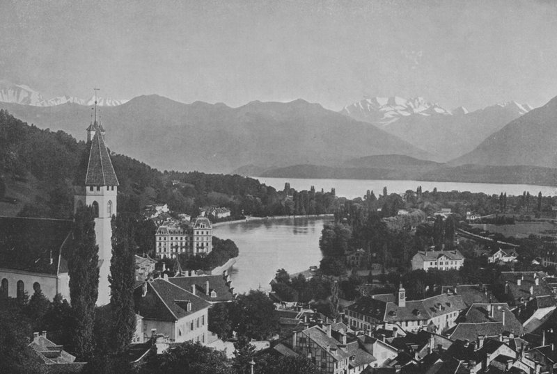 Thun, innsjøen og Alpene (s/hvitt bilde) av Swiss Photographer