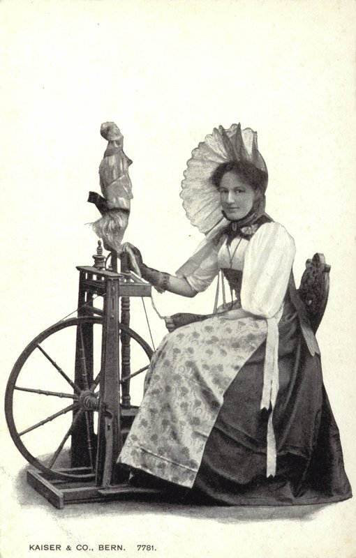 Kvinne sitter ved et spinnende hjul av Swiss Photographer