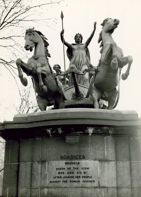 Boadicea and Her Daughters, bronseskulpturgruppe, 1885 av Thomas Thornycroft
