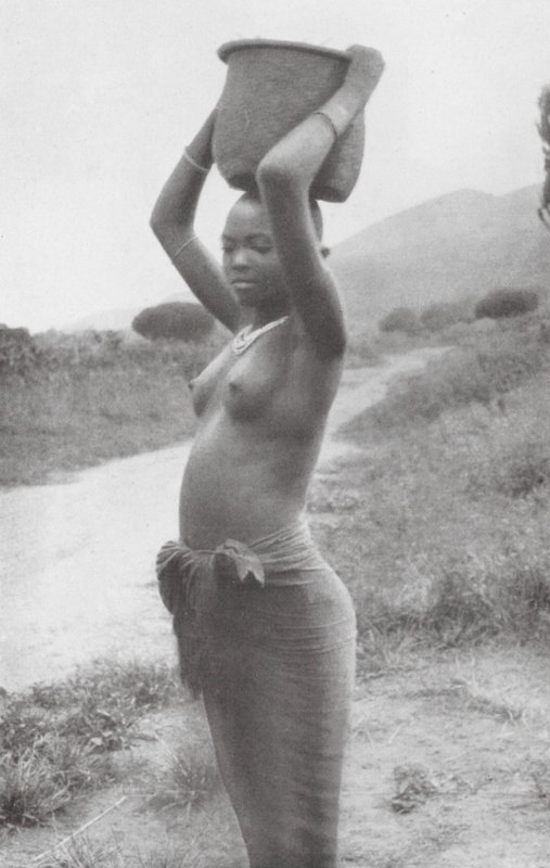 Vannbærer fra Nord-Øst-Afrika (s/h-bilde) av Walter Mittelholzer