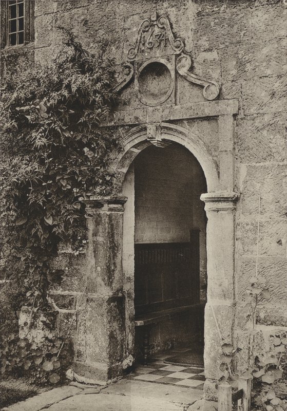 Doorway, "Batemans," Burwash, Sussex (s/hvitt-bilde) av William Galsworthy Davie