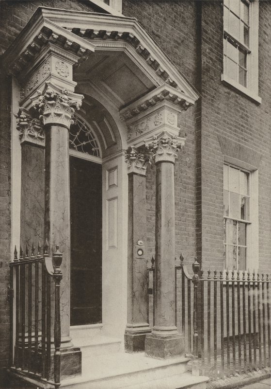 Doorway, Brighton Road, Reigate, Surrey (s/hvitt bilde) av William Galsworthy Davie