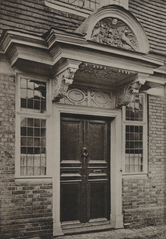 Døråpning, Burwash, Sussex (s/hvitt bilde) av William Galsworthy Davie