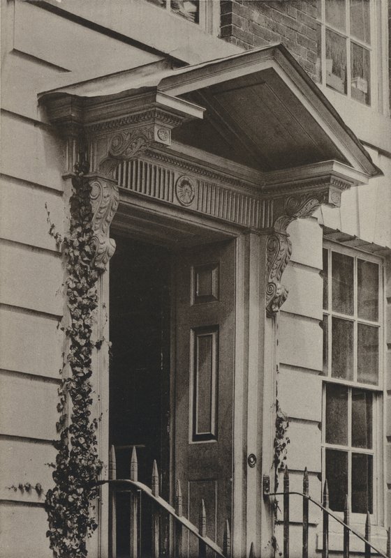 Doorway, Castle Hill, Winchester (s/hvitt bilde) av William Galsworthy Davie