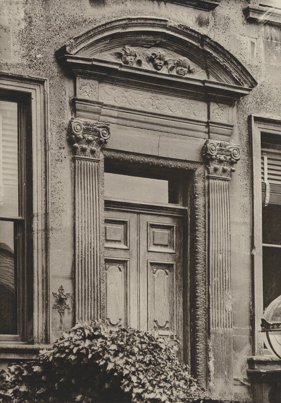 Doorway, Chipping Campden, Gloucestershire (s/hvitt-bilde) av William Galsworthy Davie