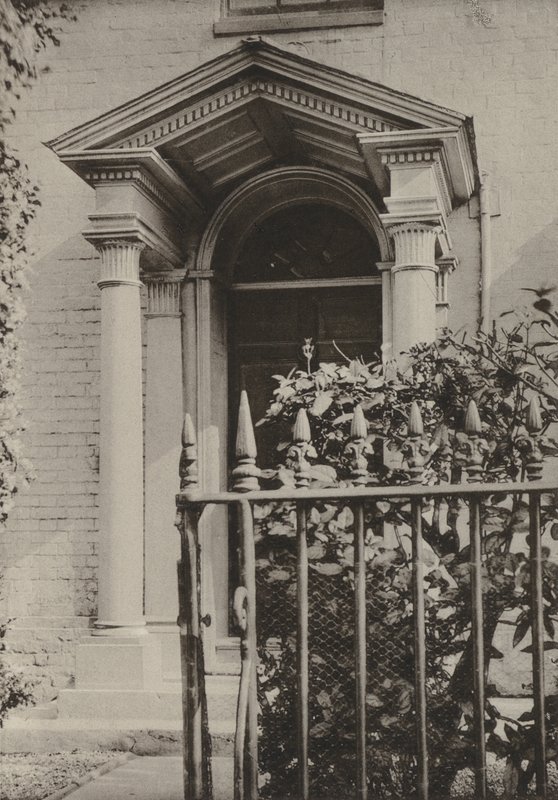 Doorway, Cranbrook, Kent (s/hvitt-bilde) av William Galsworthy Davie