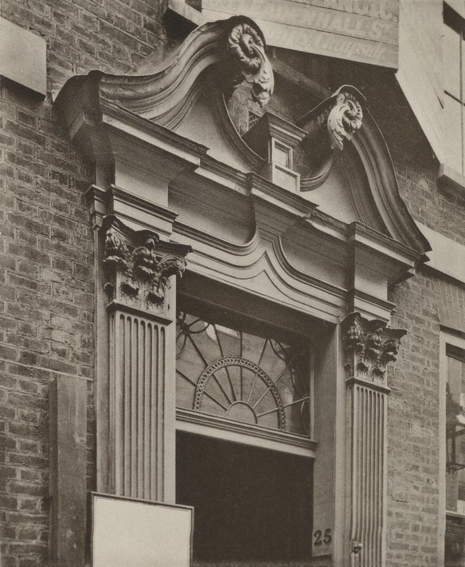 Doorway, Crutched Friars, London (s/hvitt-bilde) av William Galsworthy Davie